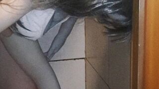 Le encanta que se la meta todo en la regadera