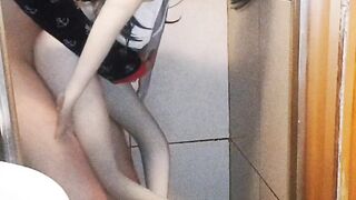 Le encanta que se la meta todo en la regadera