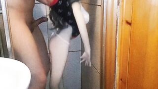 Le encanta que se la meta todo en la regadera