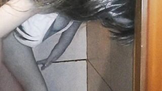 Le encanta que se la meta todo en la regadera