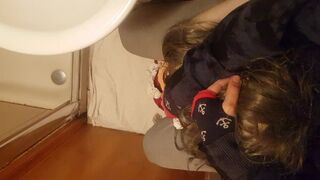 Zorrita con falda provocativa tiene ganas de chupar verga