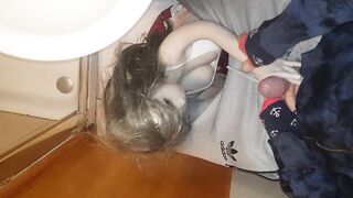 Zorrita con falda provocativa tiene ganas de chupar verga