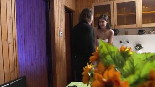 Ski Geil Kitchen Seduction with Sexy Brunette hair Hotty