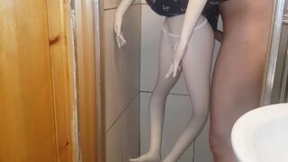 Me meto a bañar y Nicole me sorprende con una mamada