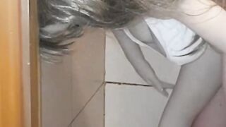 Me meto a bañar y Nicole me sorprende con una mamada