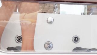 Ricos sentones que me da en la bañera