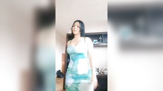 Puta se divierte meneando el culo