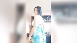 Puta se divierte meneando el culo