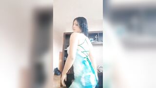 Puta se divierte meneando el culo