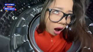 Velma Dinkley (Linda Clauss) es follada mientras esta atascada en la lavadora