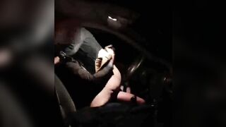 Un dîner quelque peu épicé : exhib dans un restaurant et un parking