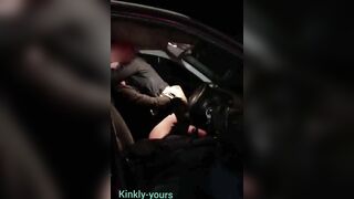 Un dîner quelque peu épicé : exhib dans un restaurant et un parking