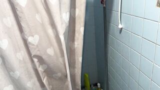 Sorprendí a mi hermanastro masturbandose con mis bragas!!