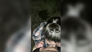 Orinado y cogiendo en publico