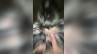 Orinado y cogiendo en publico
