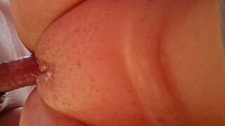 Me come las tetas,le chupo la polla,me folla duro de cuatro patas y se corre encima de mi coño ????????