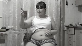 Mukbang. Aged housewife big beautiful woman mother i'd like to fuck with large abdomen eats.