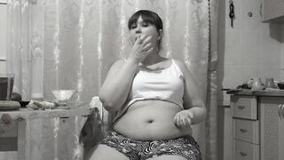 Mukbang. Aged housewife big beautiful woman mother i'd like to fuck with large abdomen eats.