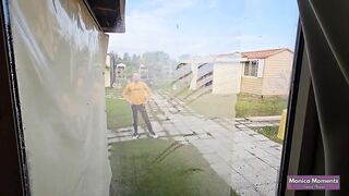 Maya aspetta un corriere molto dotato, "MONICAMOMENTS" usa il codice LUCA10 per ottenere uno sconto%