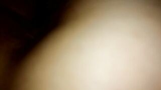 Metiéndosela un ratico en la cukita