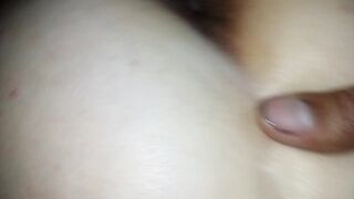 Metiéndosela un ratico en la cukita