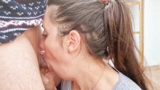 Le chupa la polla a mi hermanastro!!!