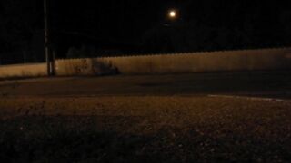 branlette dans la rue de nuit, totalement nue, un peu risqué.