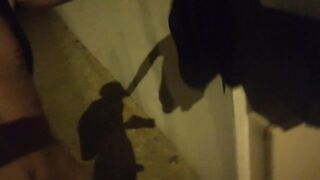 branlette dans la rue de nuit, totalement nue, un peu risqué.