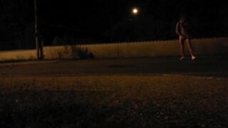 branlette dans la rue de nuit, totalement nue, un peu risqué.