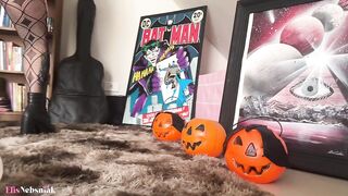 Loira gostosa se fantasia e faz festa de Halloween specific se masturbando até gozar