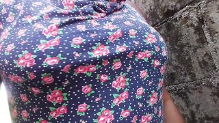 AMATEUR BLACK WITH CONSTRICTED BOOTY DESPARATELY PEE NEATLY GET CAUGHT OUTDOOR PEE