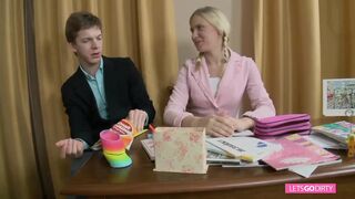 Hawt teen blowing on dick and getting banged