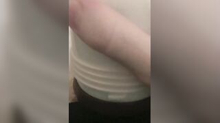Sa chatte devient chaude pendant la baise fleshlight