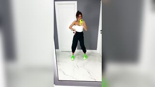 Огромная попа милфы Елоди