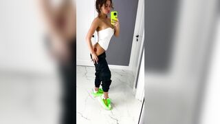 Огромная попа милфы Елоди