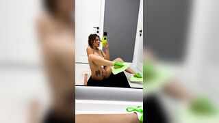 милфа Елоди играет со своей киской у зеркала