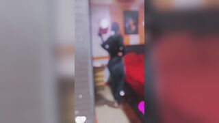 Mi hermanastro se esconde para observar mi culo mientras me cambio????