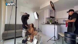 Follo con mi fotogrado frente a mi esposo, tiene una enorme polla y se viene en mi boca