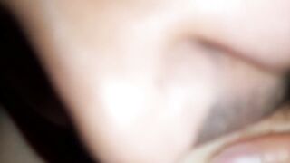 Me mom las tetas bien rico y me toco mientras lo hace