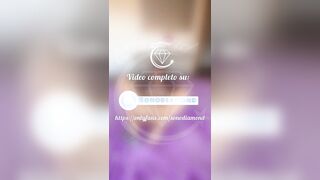 Spiami mentre mi scopo la figa e squirto