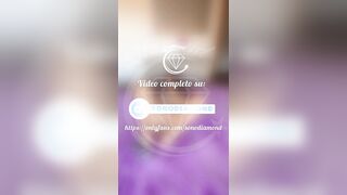 Spiami mentre mi scopo la figa e squirto