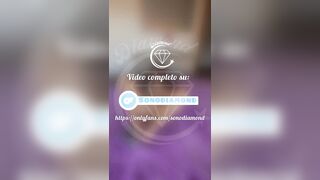 Spiami mentre mi scopo la figa e squirto