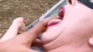 Moglie troia scopata nel culo da uno sconosciuto e squirta mentre fa un pompino al marito