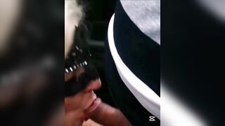Moglie troia scopata nel culo da uno sconosciuto e squirta mentre fa un pompino al marito