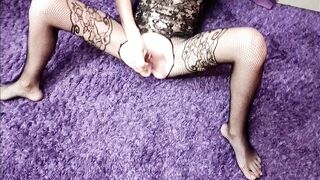 Fitness mother i'd like to fuck masturbates her vagina with a large corpulent sex toy