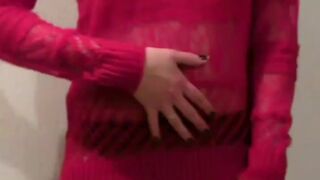 Présentation de mon corps, mes petits seins pointus et mes fesses. Commente si tu aimes