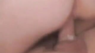 elle avale le foutre qui sort de la chatte de sa copine