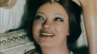 Queen has vintage lesbian fun with liquids