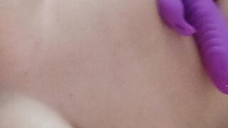 Jugando con mis tetas ricas, me las mordes?