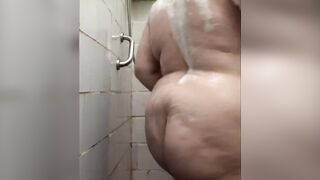 eighteen-летняя дрочит в душе